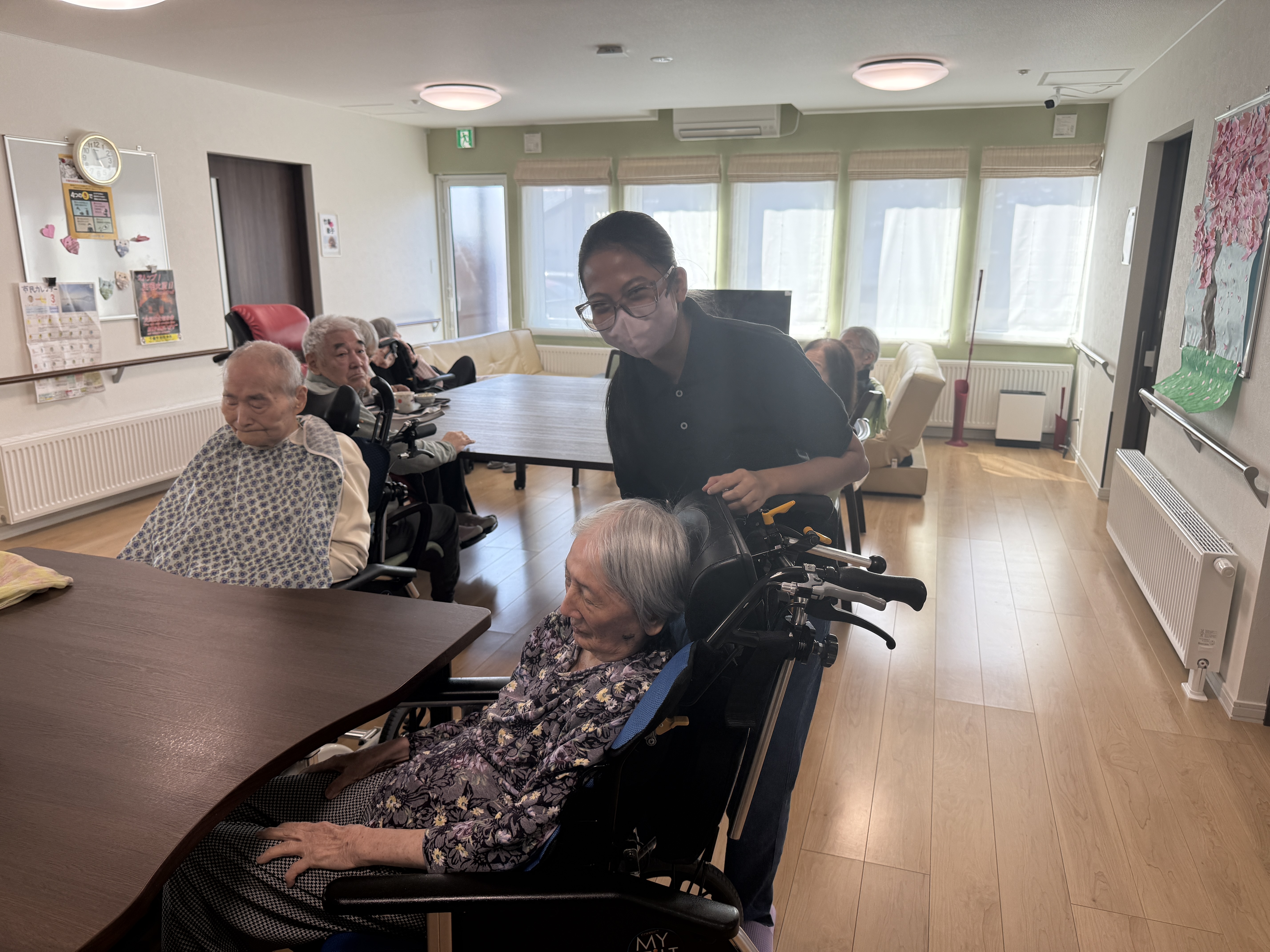 介護施設で活躍するインドネシア人スタッフ